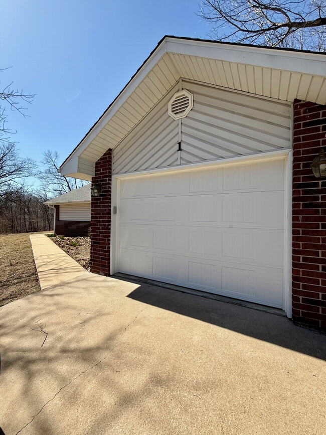 Building Photo - Charming 2-Bedroom in Bella Vista with Large Fenced Backyard!