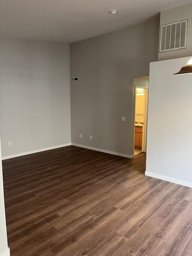 Building Photo - 873 NW Meadows Dr