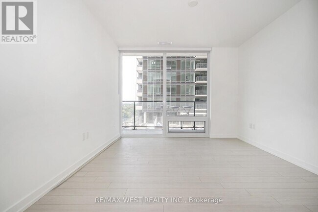 Photo du bâtiment - 4010 Eglinton Ave W