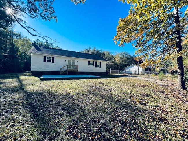 Building Photo - River living at its best! Cozy 3 Bedroom