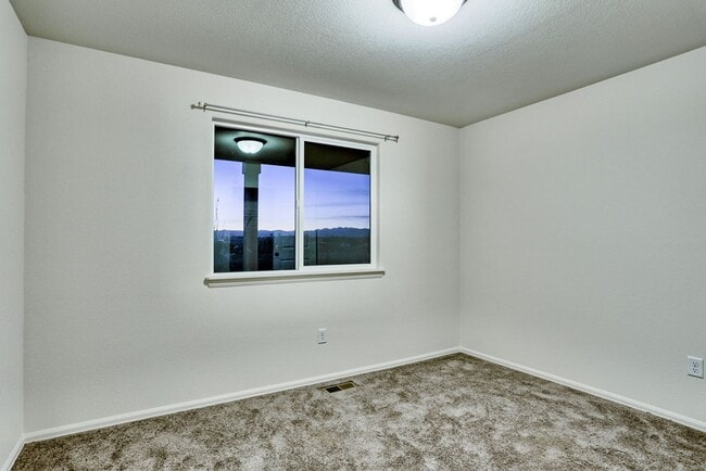 Building Photo - 3 Bedroom 2 Bath in Raindance