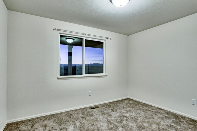 Foto del edificio - 3 Bedroom 2 Bath in Raindance