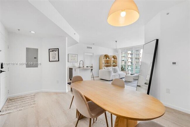 Foto del edificio - 7910 Harbor Island Dr