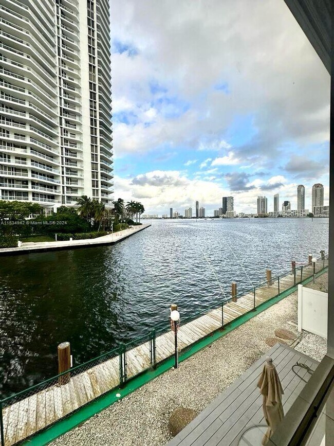 Foto del edificio - 3745 NE 171 St