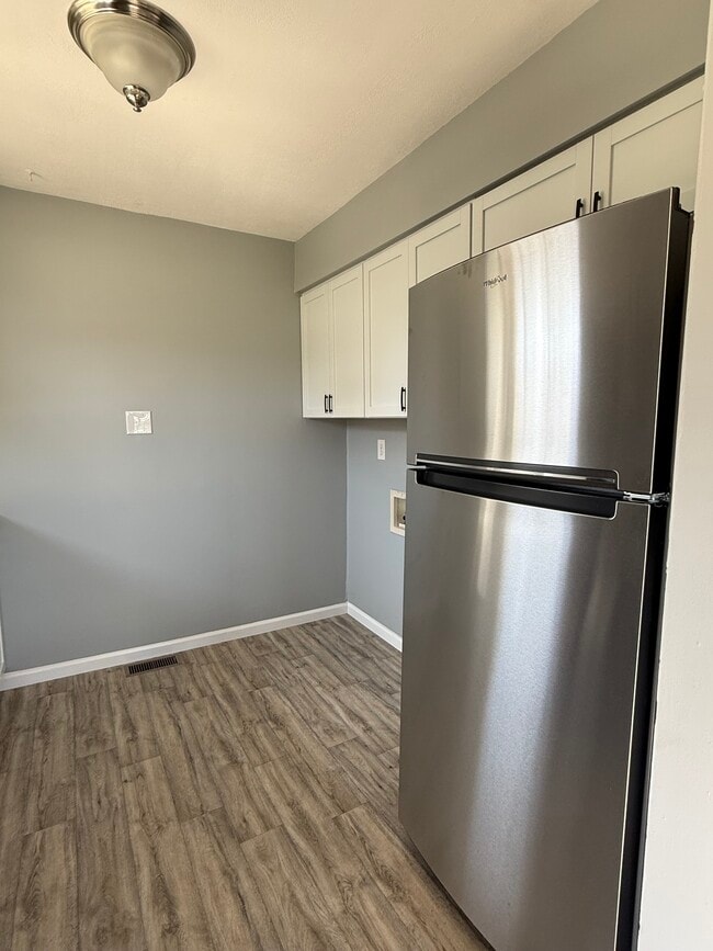 Building Photo - 916 N Avon Ave