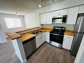 Building Photo - 7840 Sonoma Springs Cir