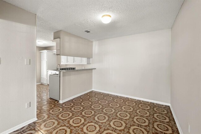 Building Photo - 8714 Kirkland Dr