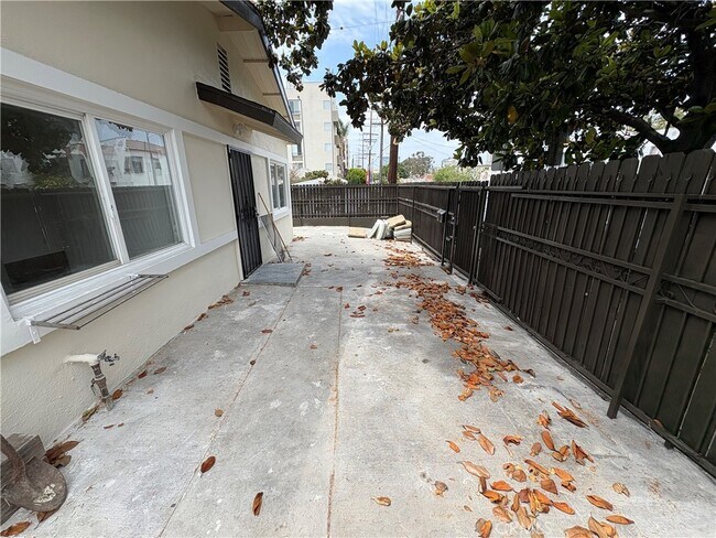 Foto del edificio - 1103 S Hobart Blvd