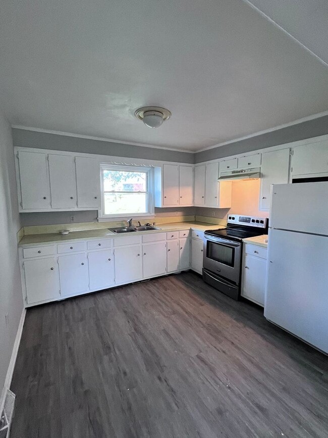 Building Photo - 225 Fuller Dr