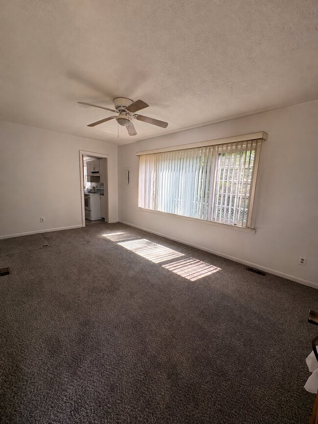 Foto del edificio - 8060 Lenore Ave