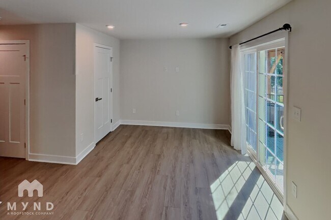 Foto del edificio - 2423 Dr Carver Rd