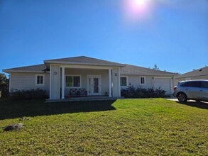Building Photo - Comfort & Style Meet in This Gorgeous 3/2 Home