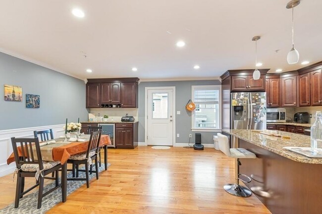 Building Photo - 4 bedroom in Waltham MA 02453
