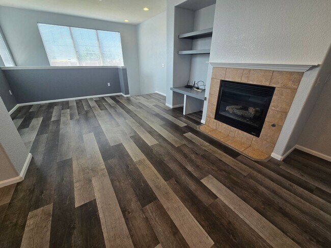 Building Photo - Immaculate well maintained 2 bedroom end-unit condo with easy access to Boulder and Denver
