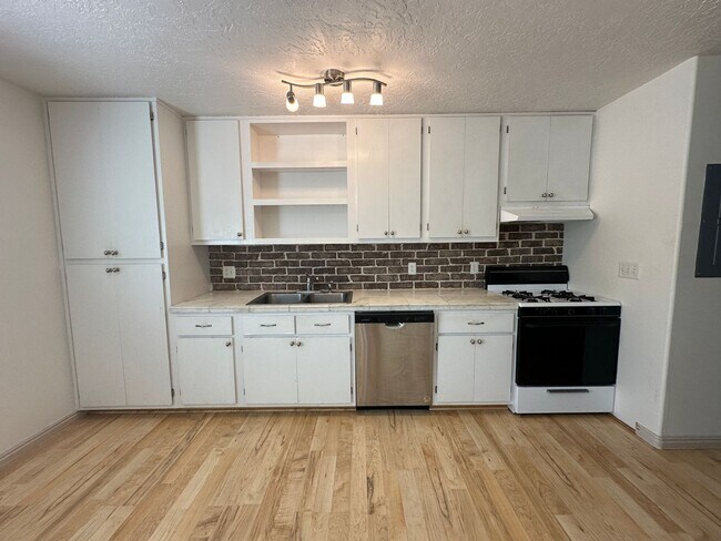 Foto del edificio - 2 Bed, 1.5 Bath Townhome in the Meadows
