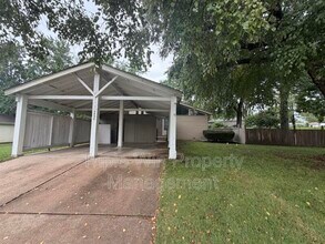 Building Photo - 2450 Jenkee Dr