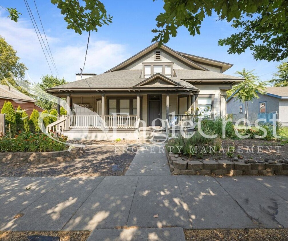 Building Photo - Sumach Four-Plex