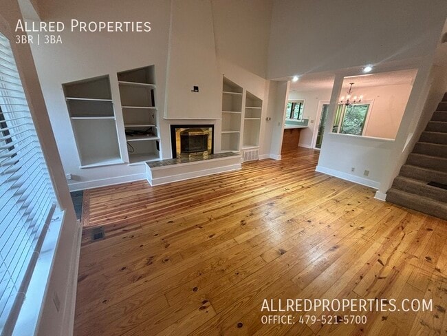 Building Photo - 894 N Lewis Ave