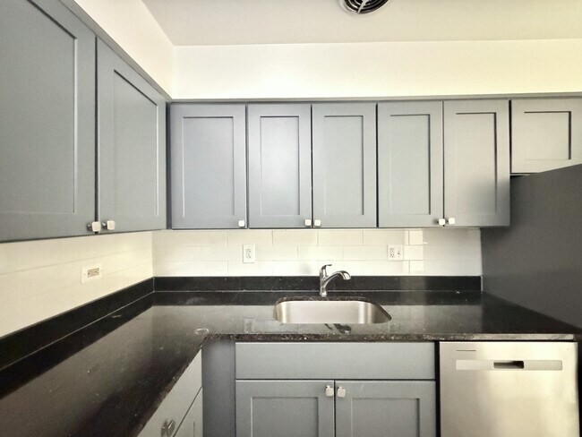 Foto del edificio - 3825 N Pine Grove Ave