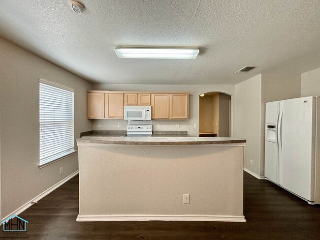 Building Photo - Large and Lovely 3 bed/2.5 bath home locat...