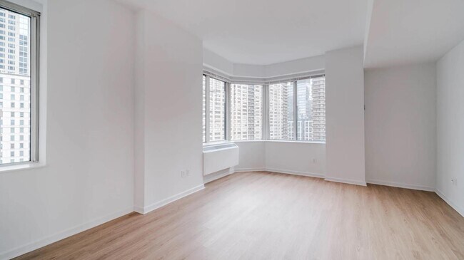 Foto del edificio - 180 Riverside Blvd