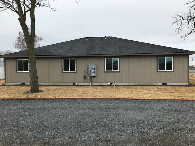 Building Photo - Newer Construction Duplex!!
