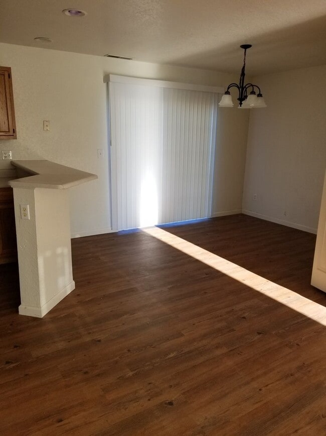 Building Photo - 3 bedroom 2.5 bathroom town house for rent