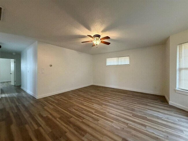 Foto del edificio - 6505 Cherokee Dr