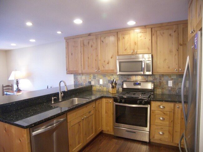 Foto del edificio - 3 Bedroom with a Summer Pool - Across from...