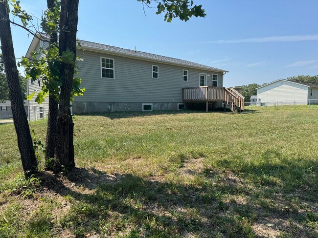 Building Photo - Gorgeous 5 Bedroom, 3 Bathroom two Level H...
