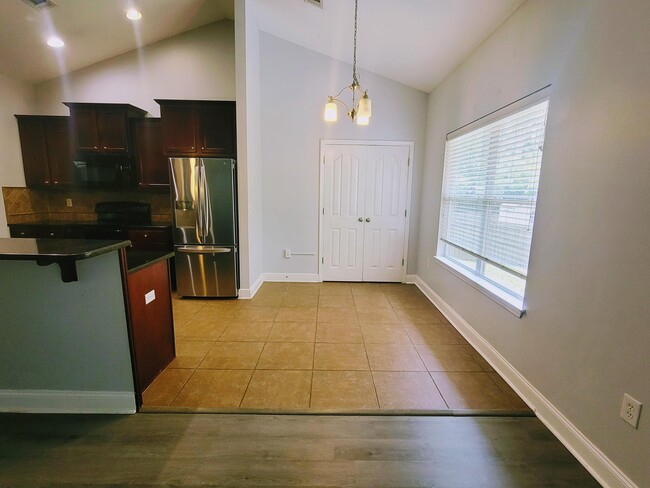 Building Photo - 121 Crab Apple Ave