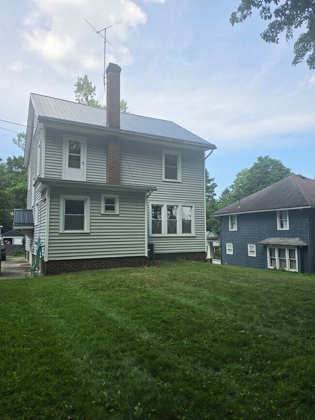 Foto del edificio - Kent Ohio 2 Bedroom 1.5 Bath 2 Bonus Rooms.