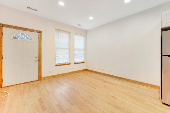 Foto del edificio - 2425 N Greenview Ave