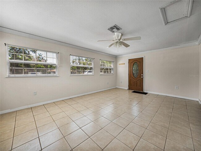 Sala de estar - 34477 Poinsettia Pl