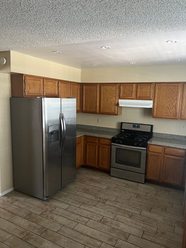 Building Photo - 3 Bedroom 1.5 Bathroom  Near  East Lake Me...