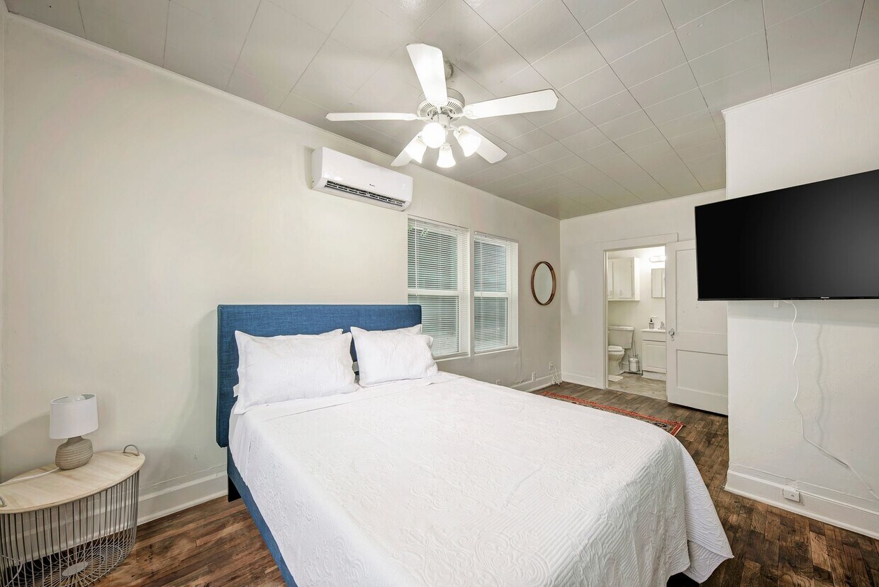 Primary Photo - Charming Fully Furnished Studio in the Hea...