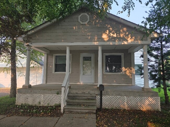 Building Photo - 335 River St