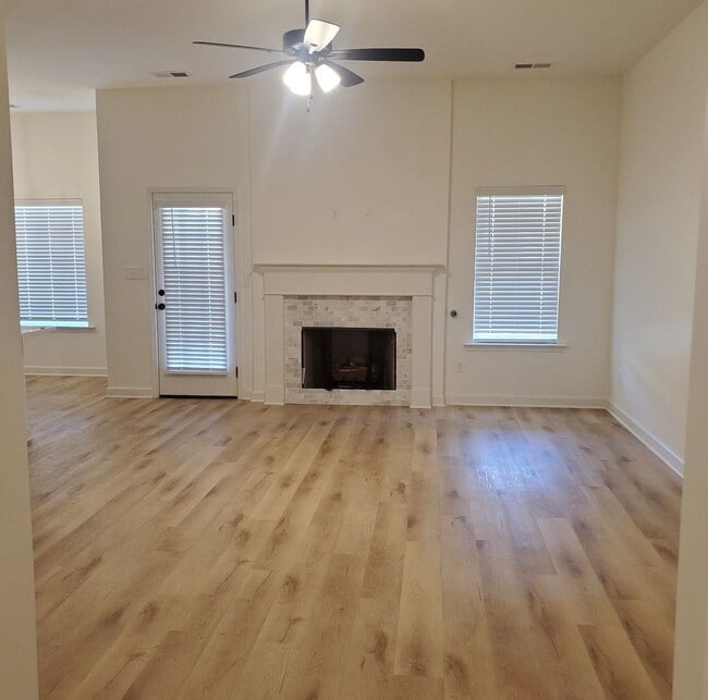 Building Photo - 6038 Daffodil Ln