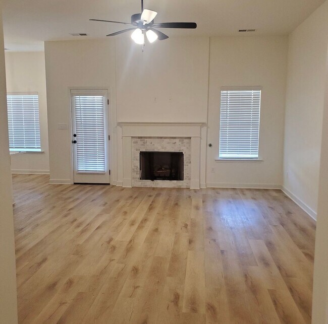 Foto del edificio - 6038 Daffodil Ln