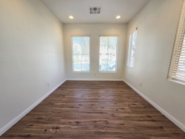 Foto del edificio - Spacious 4 Bed Home with Loft & 3-Car Garage
