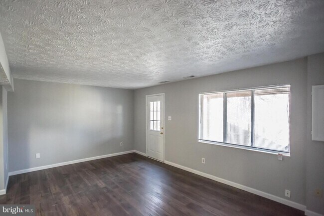 Foto del edificio - 8051 Orange Plank Rd