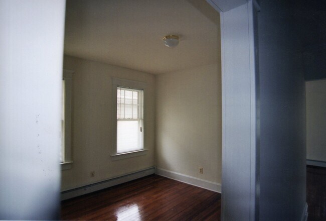 Building Photo - 20 Maple St