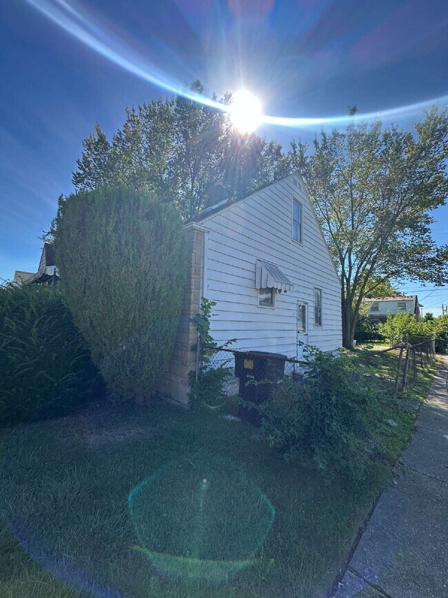 Building Photo - Cozy Detroit Home with Comfortable Living Space!