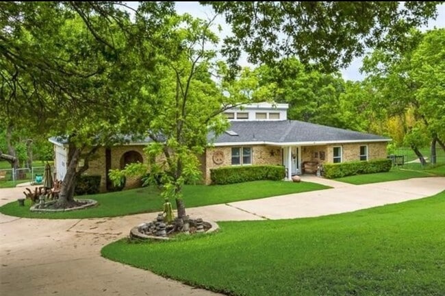 Foto del edificio - 6049 W Red Bird Ln
