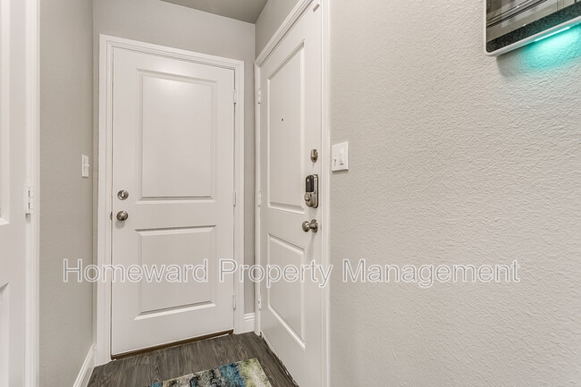 Building Photo - 3813 Huntington Dr