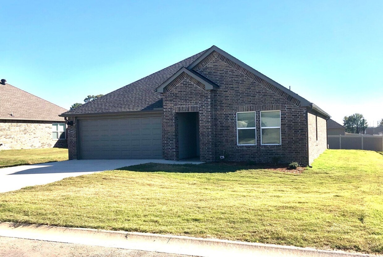 Primary Photo - Rare 4 Bedroom For Rent