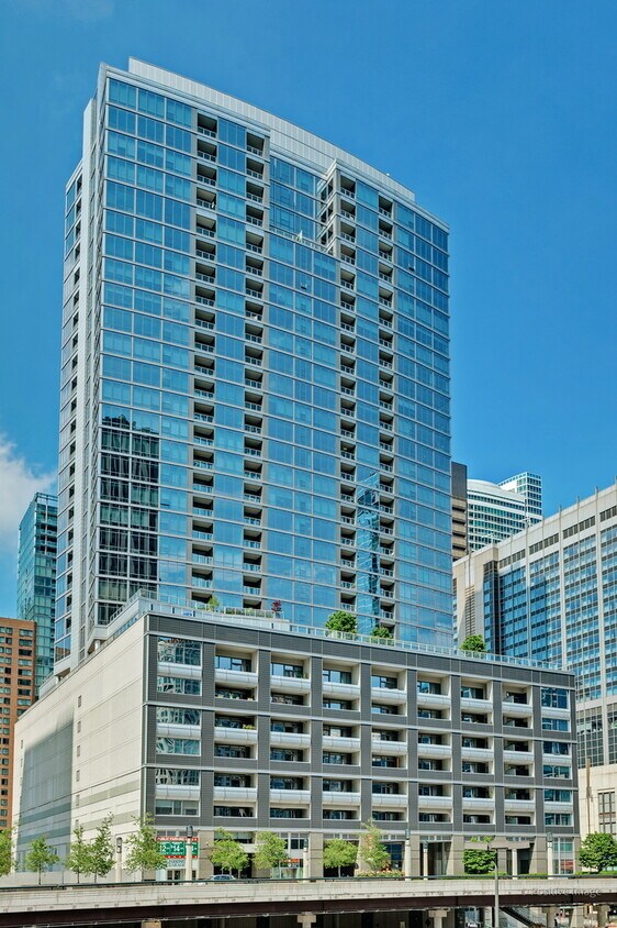 Foto principal - 240 E Illinois St