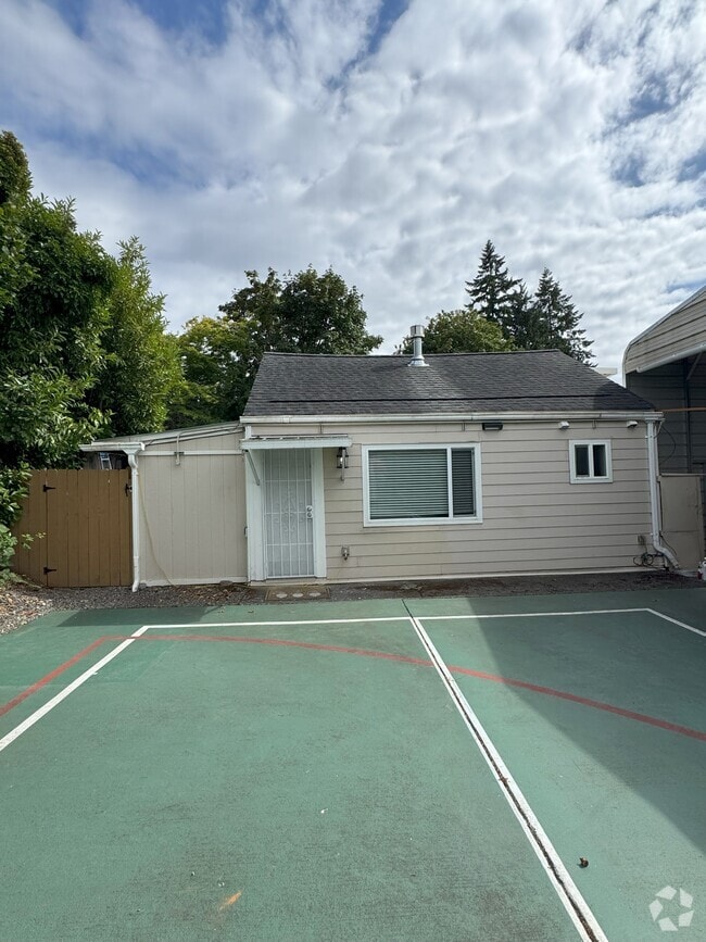 Building Photo - 1915 Mountain View Ave W