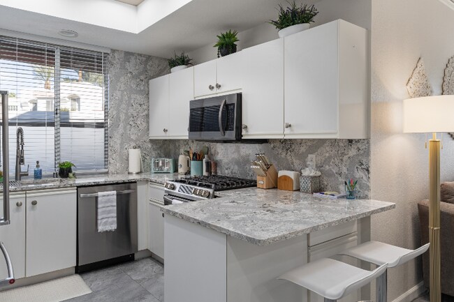 Foto del edificio - 401 El Cielo Rd