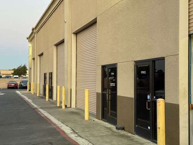 Foto del edificio - 17814 Murphy Pkwy